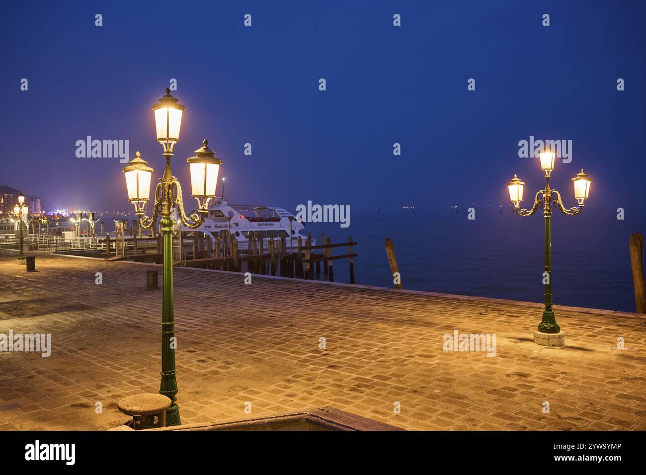 Lanternes à 'Alilaguna' un soir à l'heure bleue à Venise en hiver, Italie, Europe Banque D'Images