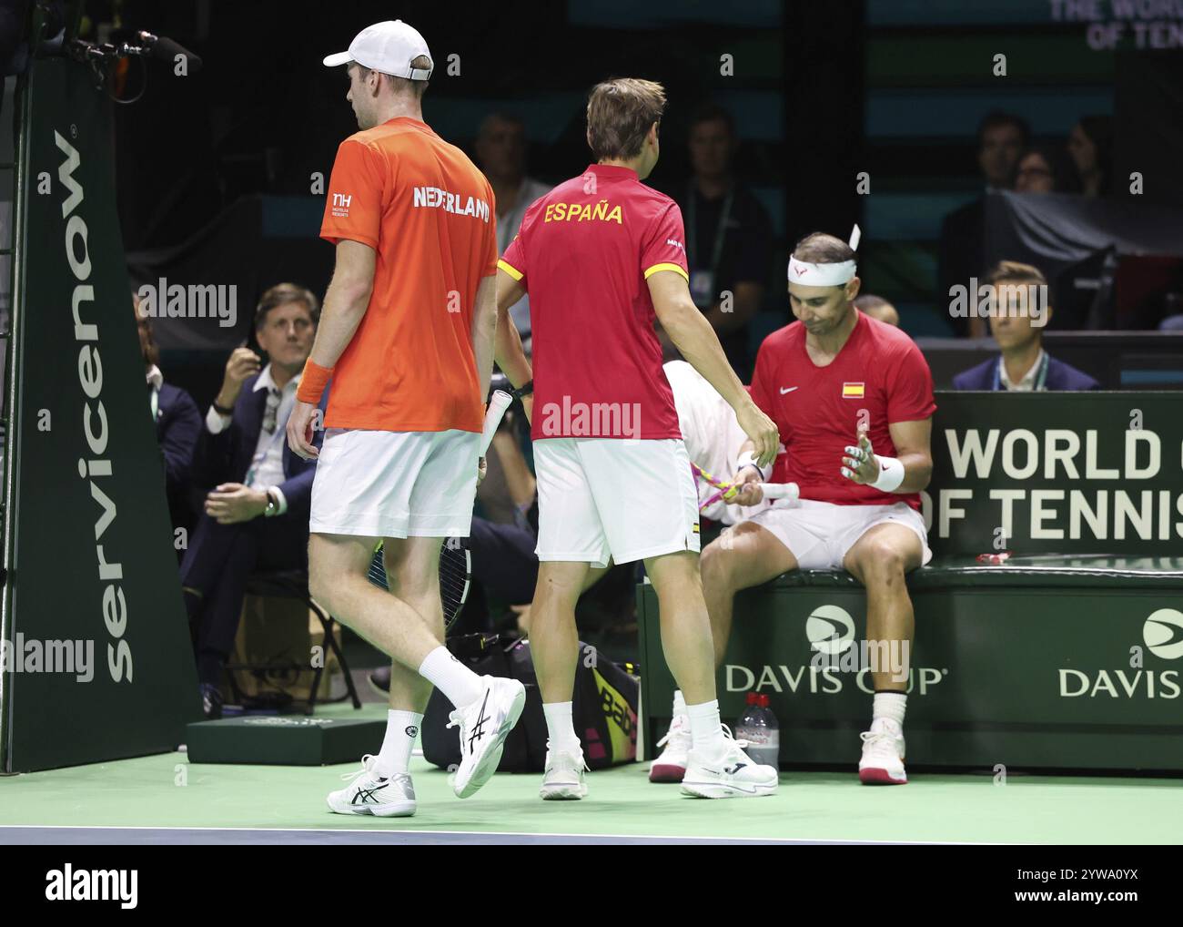 Botic van de Zandschulp (NED) passant devant David Ferrer et Rafael Nadal lors du changement de fin de finale de la Coupe Davis 2024 au Palacio de Depo Banque D'Images