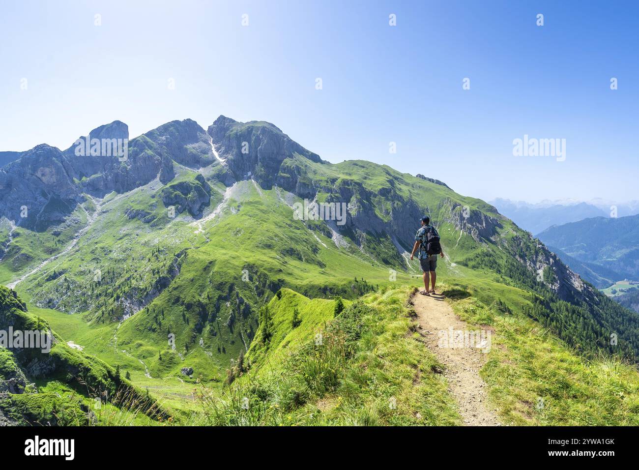 Touriste admirant le panorama à couper le souffle dans les dolomites, profitant de la randonnée estivale le long des sentiers pittoresques du col de giau en italie Banque D'Images