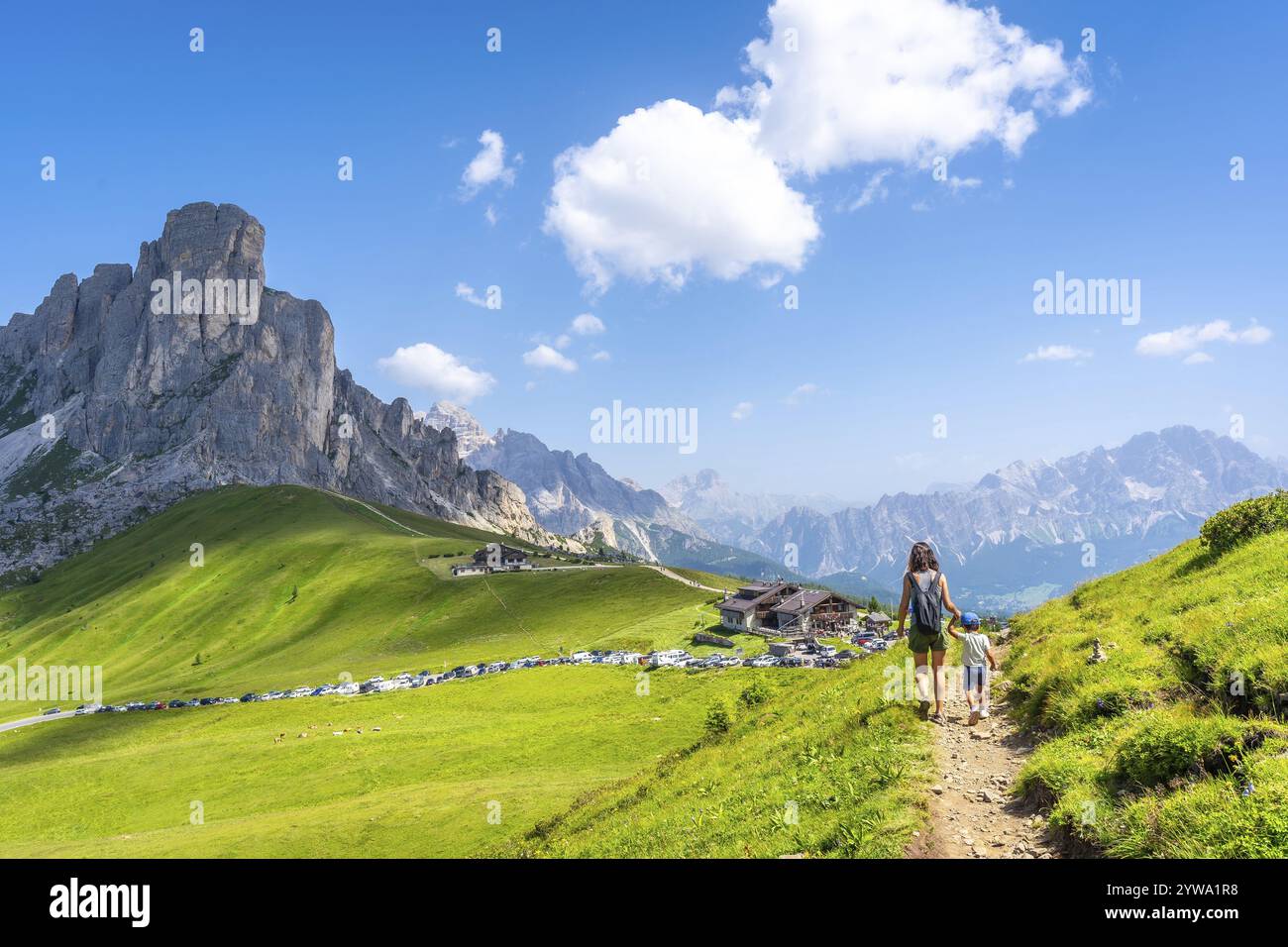 Mère et fils marchant sur un chemin à giau passe en profitant du magnifique paysage des dolomites en été Banque D'Images