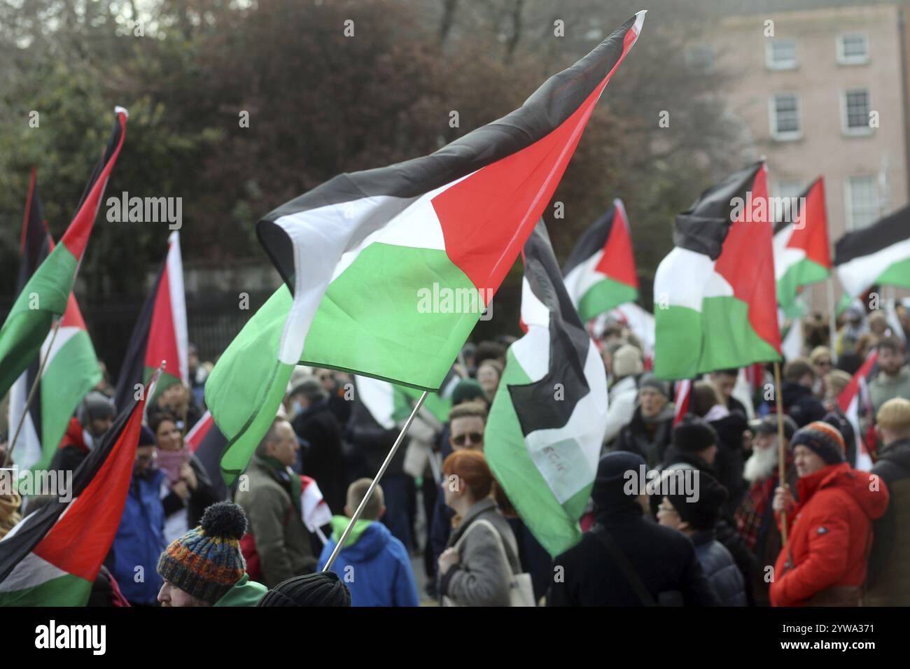 Les drapeaux palestiniens sont tenus haut dans les airs alors qu'une grande manifestation a lieu à Dublin contre l'agression israélienne à Gaza. Parnell Square, Dublin, Irelan Banque D'Images