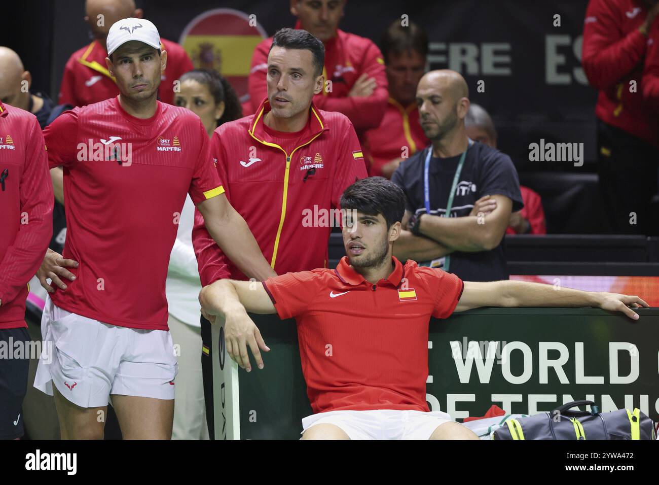 Paraissant déçu après avoir perdu le match, l-R. Rafael Nadal, Roberto Bautista-Agut et Carlos Alcaraz lors de la finale de la Coupe Davis 2024, Palacio de Depor Banque D'Images