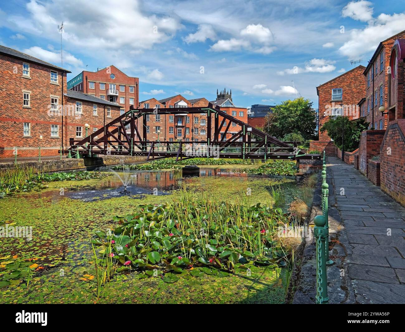Royaume-Uni, West Yorkshire, Leeds, Victoria Quays Area avec Minster en arrière-plan. Banque D'Images
