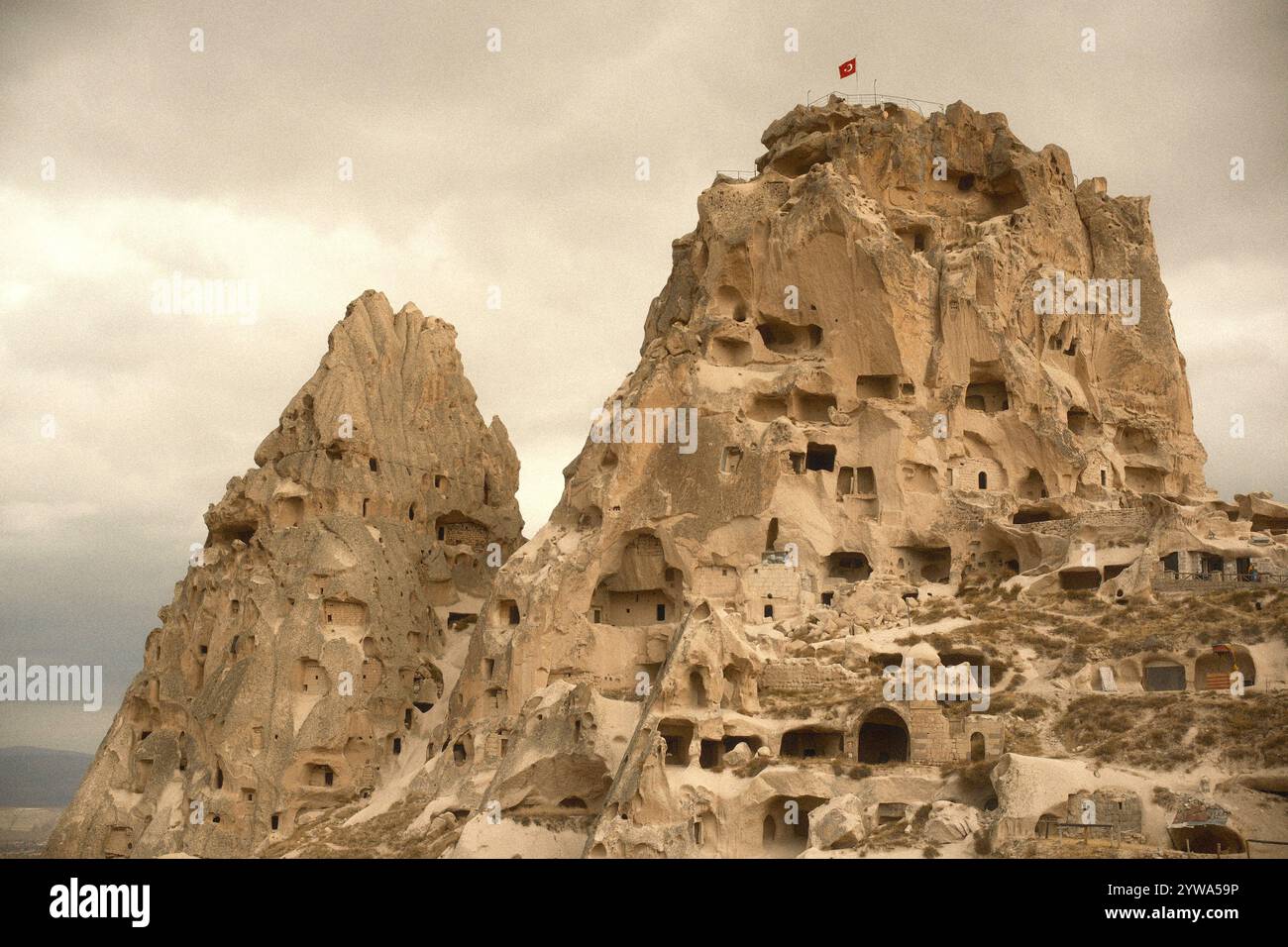 Uçhisar, Nevşehir, Turquie - 1er décembre 2024 : le château d'Uçhisar est une grande forteresse byzantine en pierre sculptée dans de la roche volcanique molle Banque D'Images