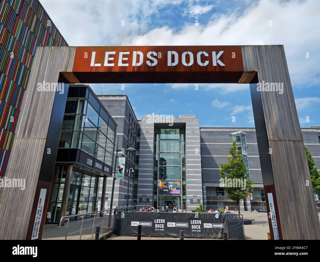 Royaume-Uni, West Yorkshire, Royal Armouries Museum et Leeds Dock Sign. Banque D'Images