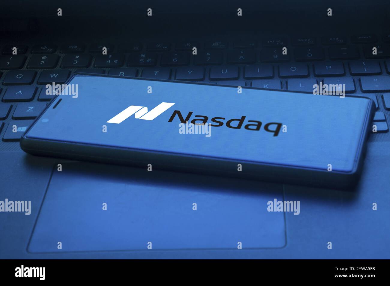 Logo NASDAQ sur smartphone. Banque D'Images