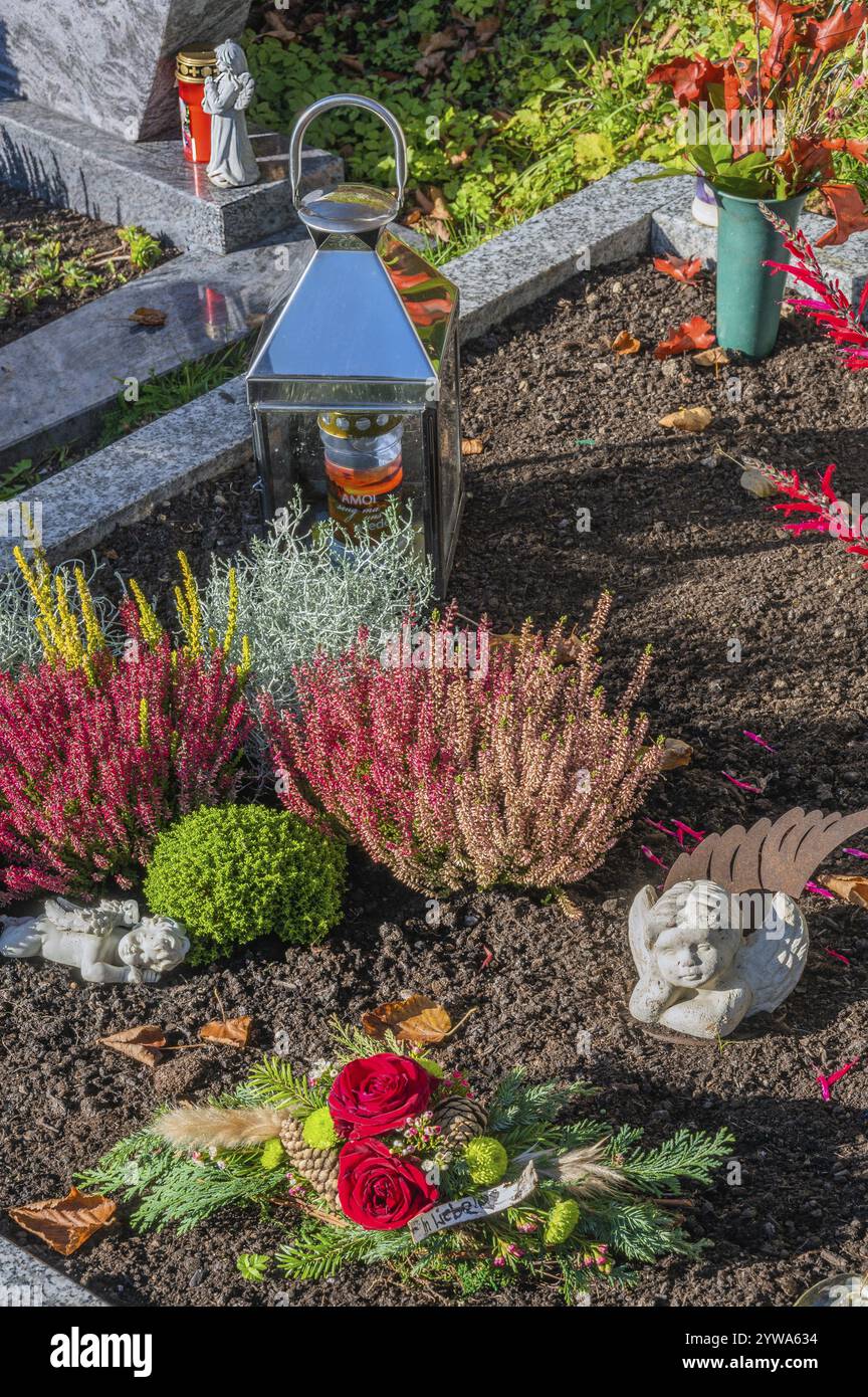 Décoration funéraire avec des lumières funéraires dans le cimetière près de l'église rococo de St Ulrich, affectueusement connu sous le nom de -la petite prairie-, Seeg, Allgaeu, Ba Banque D'Images