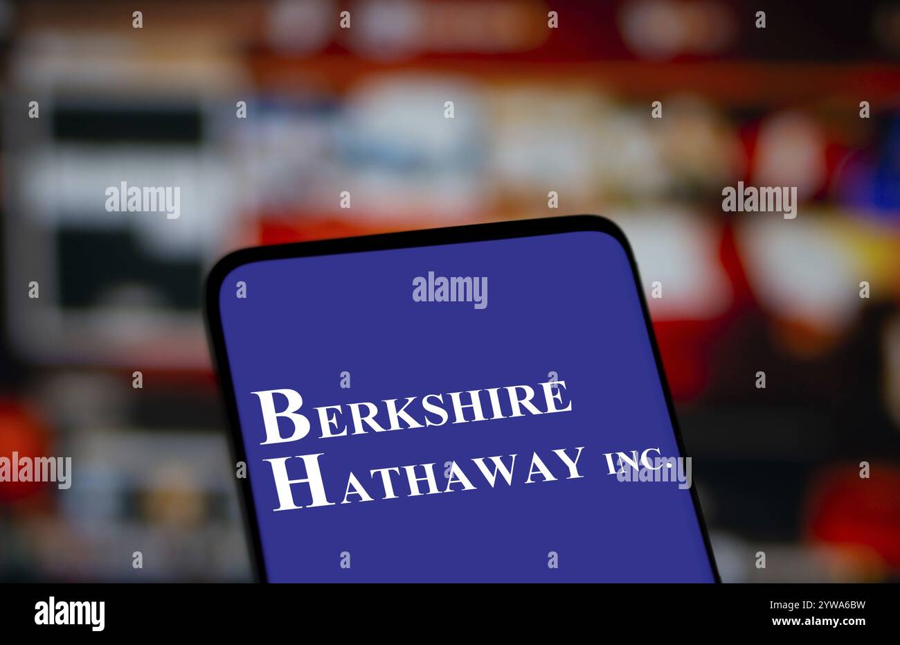 Le logo Berkshire Hathaway inc est affiché sur le téléphone intelligent. Berkshire Hathaway Inc. Est une société holding multinationale américaine Banque D'Images