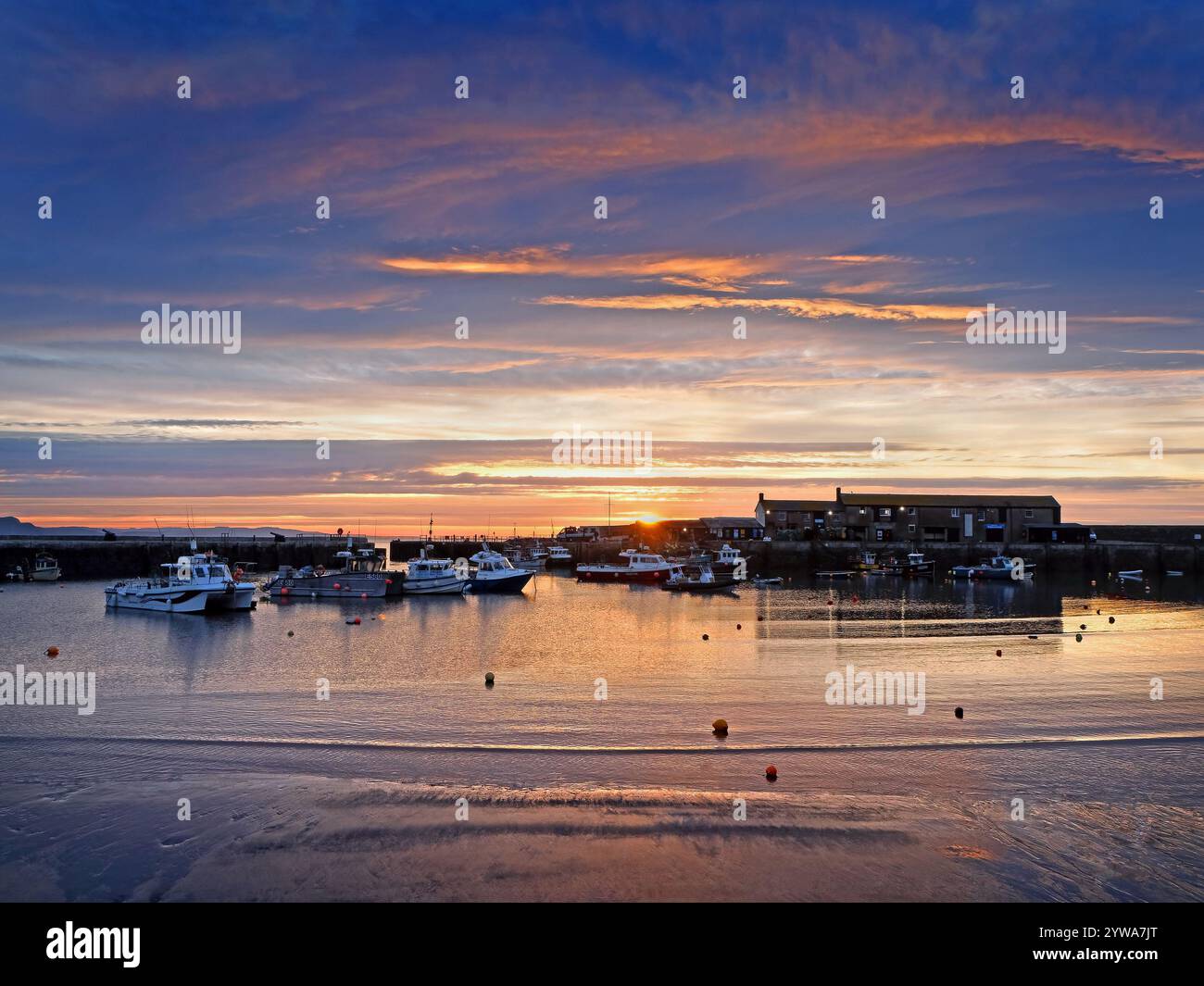 Royaume-Uni, Dorset, Lyme Regis, Harbour at Sunrise. Banque D'Images