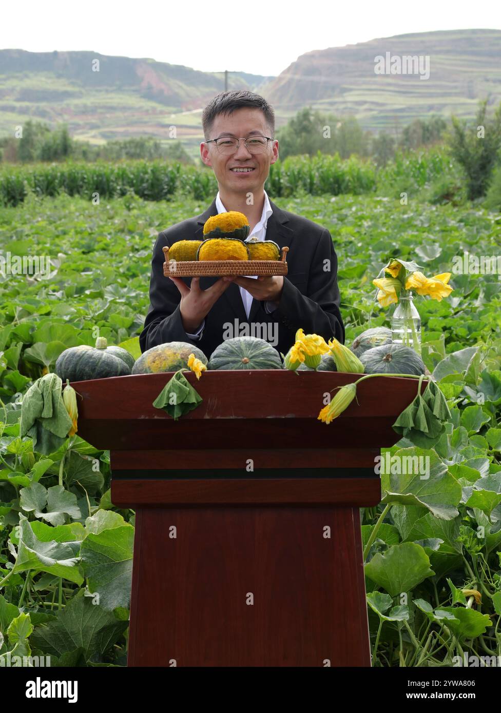 Yinchuan. 10 décembre 2024. Cette photo prise en août 2024 montre ma Liang promouvant des citrouilles de sa ville natale sur une terre agricole du comté de Xiji, dans la région autonome de Ningxia hui, au nord-ouest de la Chine. POUR ALLER AVEC 'Across China : la promotion vidéo stimule la revitalisation rurale du commerce électronique' crédit : Xinhua/Alamy Live News Banque D'Images