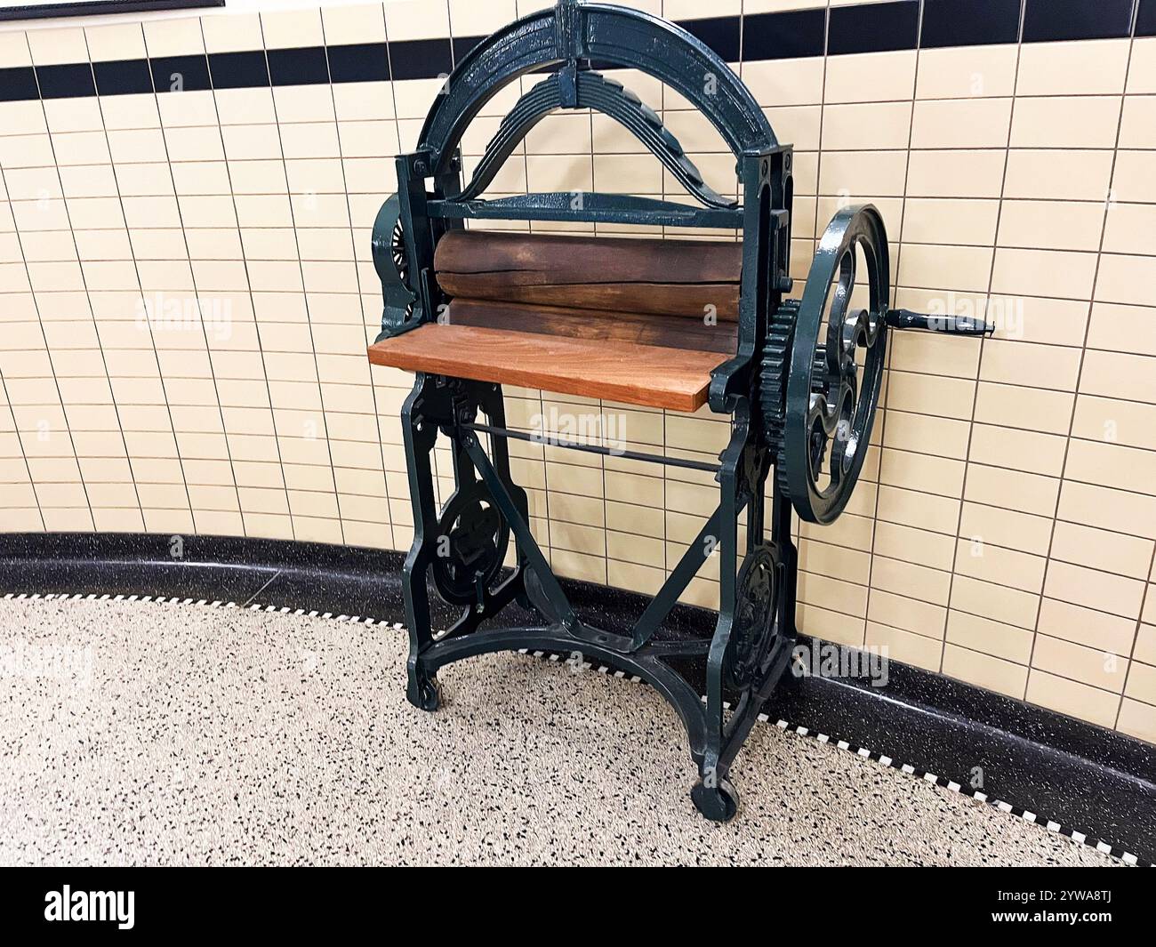 Den Helder, pays-Bas. 9 décembre 2024. Un vieil appareil électroménager des années cinquante. Photo de haute qualité Banque D'Images