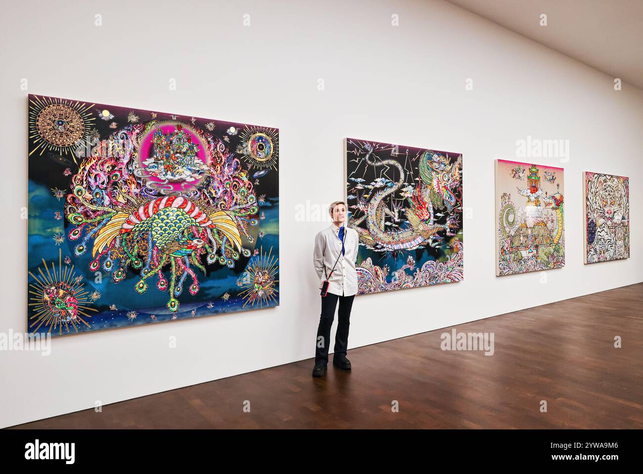 Londres, Royaume-Uni. 10 décembre 2024. Personnel avec, de gauche à droite, « Flaming Vermillion Bird », 2024 et « Blue Dragon Soars Through the Universe », 2024, « Black Tortoise and Arhats », 2024, et « White Tiger and Family », 2024. L'artiste Takashi Murakami pose dans sa nouvelle exposition majeure, 'Japanese Art History à la Takashi Murakami' - son plus grand spectacle à Londres en 15 ans, à Gagosian Grosvenor Hill, Londres. Dans cette exposition, Murakami propose ses propres réinterprétations de certaines des œuvres les plus importantes de l'histoire de l'art japonais. Crédit : Imageplotter/Alamy Live News Banque D'Images