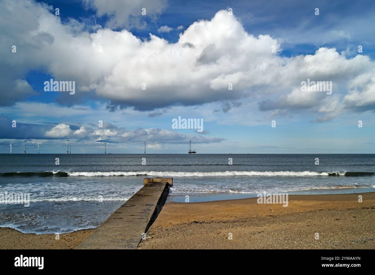 Royaume-Uni, North Yorkshire, Redcar, Majuba Beach, Shore and Teeside Offshore Wind Farm. Banque D'Images