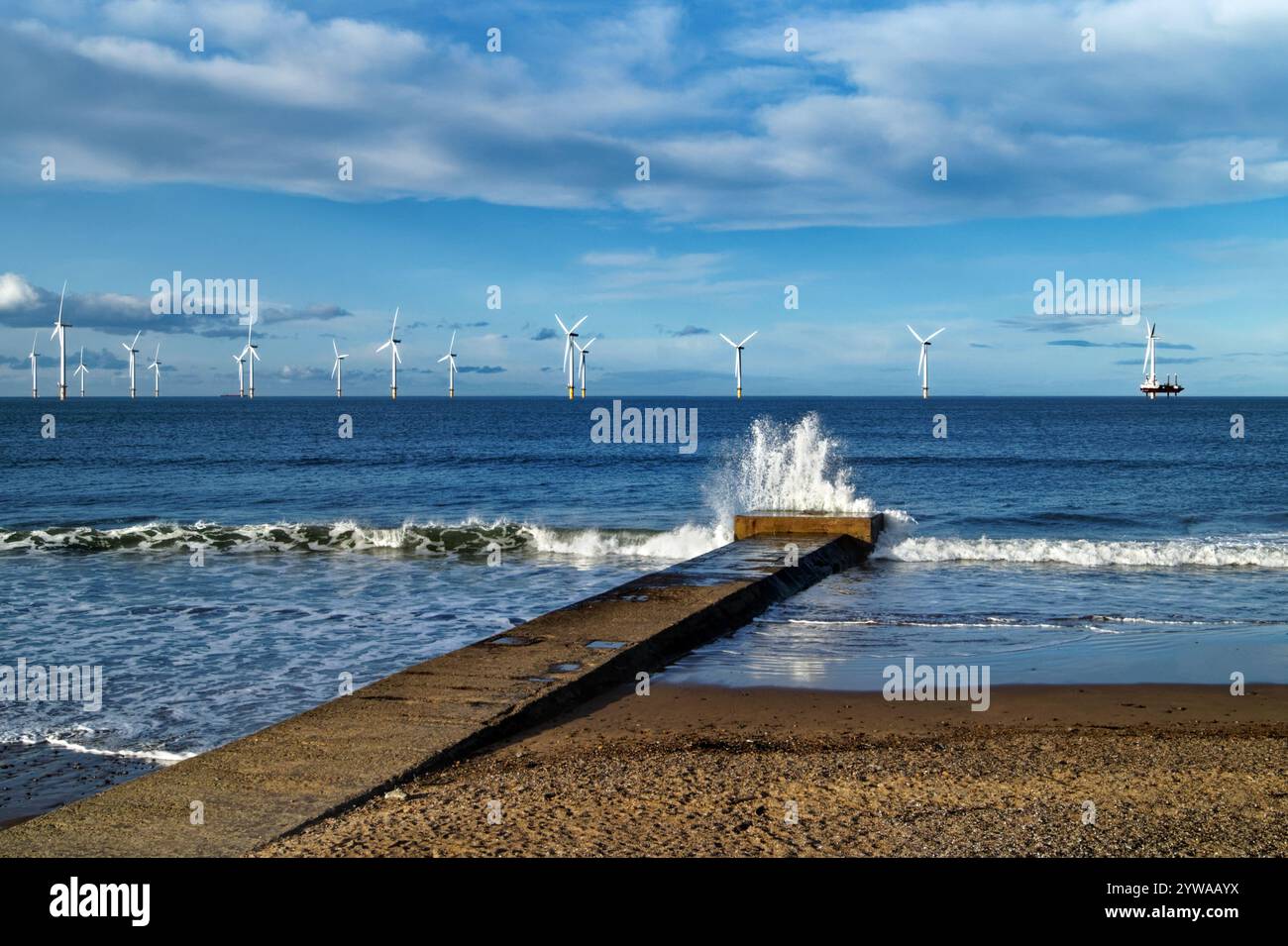 Royaume-Uni, North Yorkshire, Redcar, Majuba Beach, Shore and Teeside Offshore Wind Farm. Banque D'Images