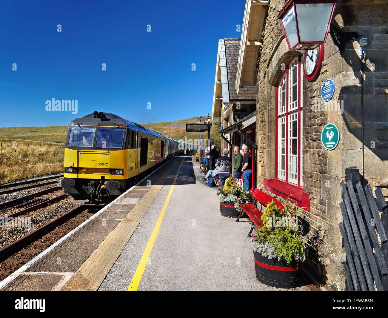 UK, North Yorkshire, Yorkshire Dales, gare ferroviaire de Ribblehead, locomotive de fret de classe 60 passant par la gare. Banque D'Images