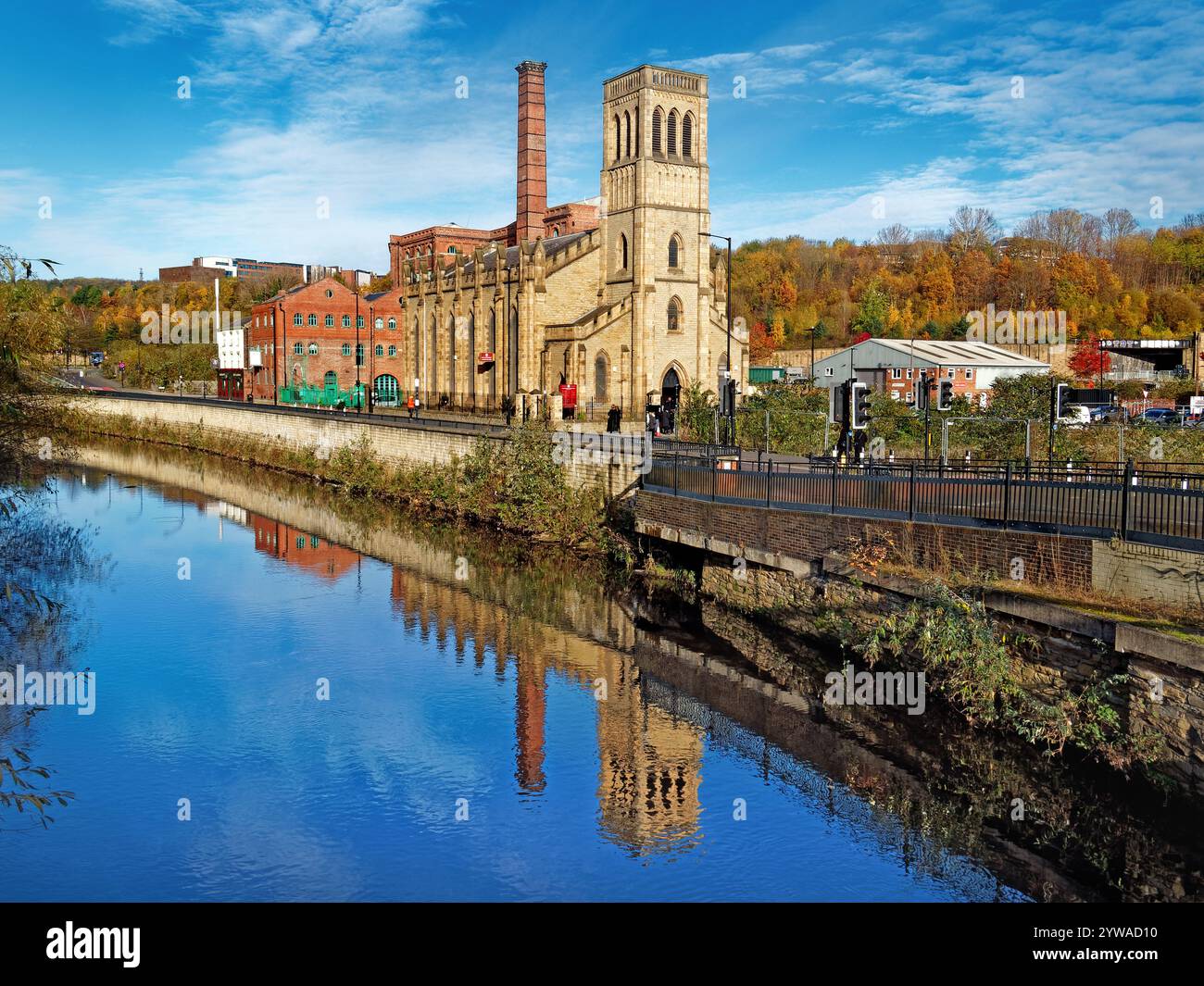 Royaume-Uni, South Yorkshire, River Don, New Testament of God Church et Aizlewoods Mill. Banque D'Images