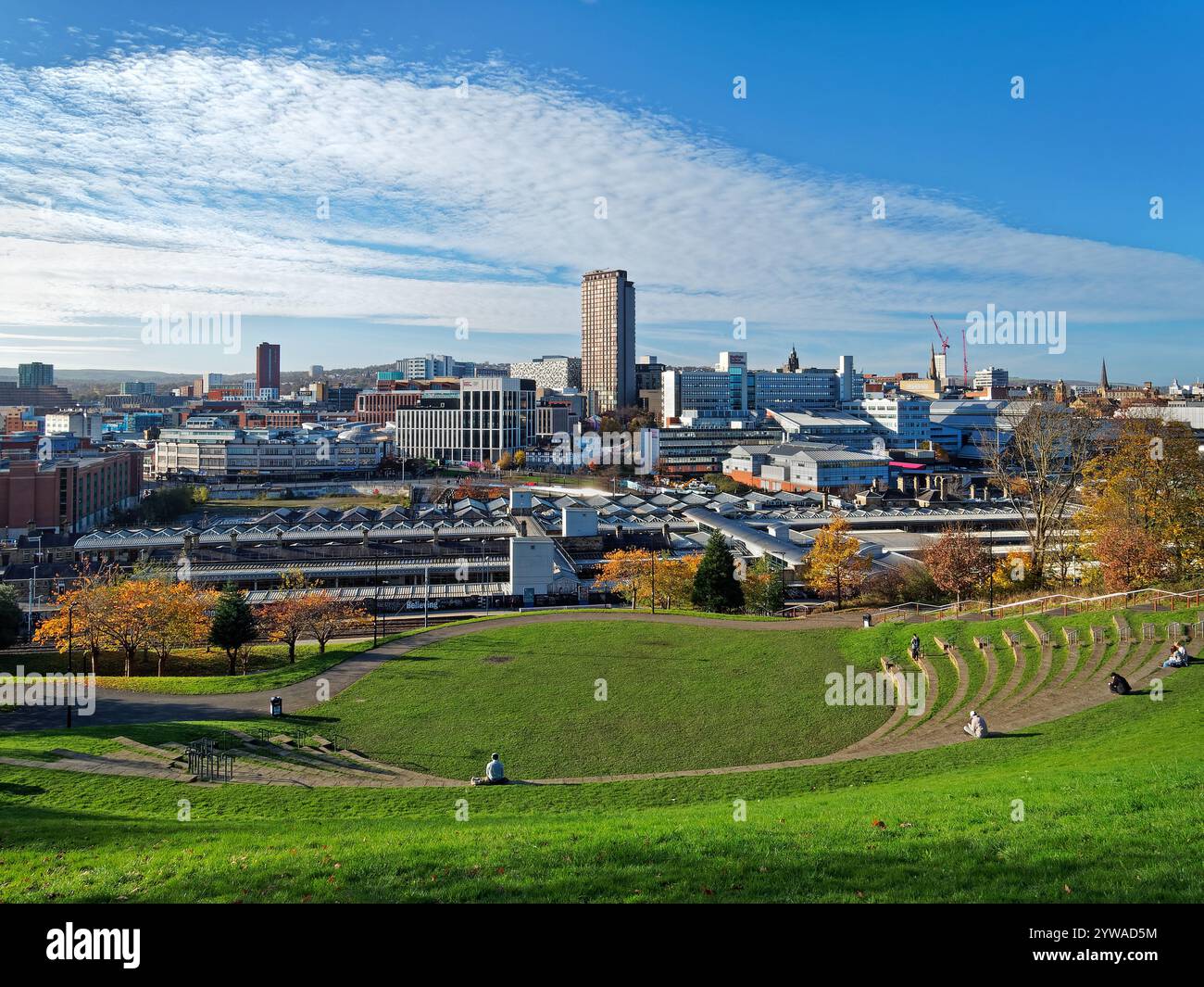 UK, South Yorkshire, Sheffield Skyline et Ampitheatre de South Street. Banque D'Images