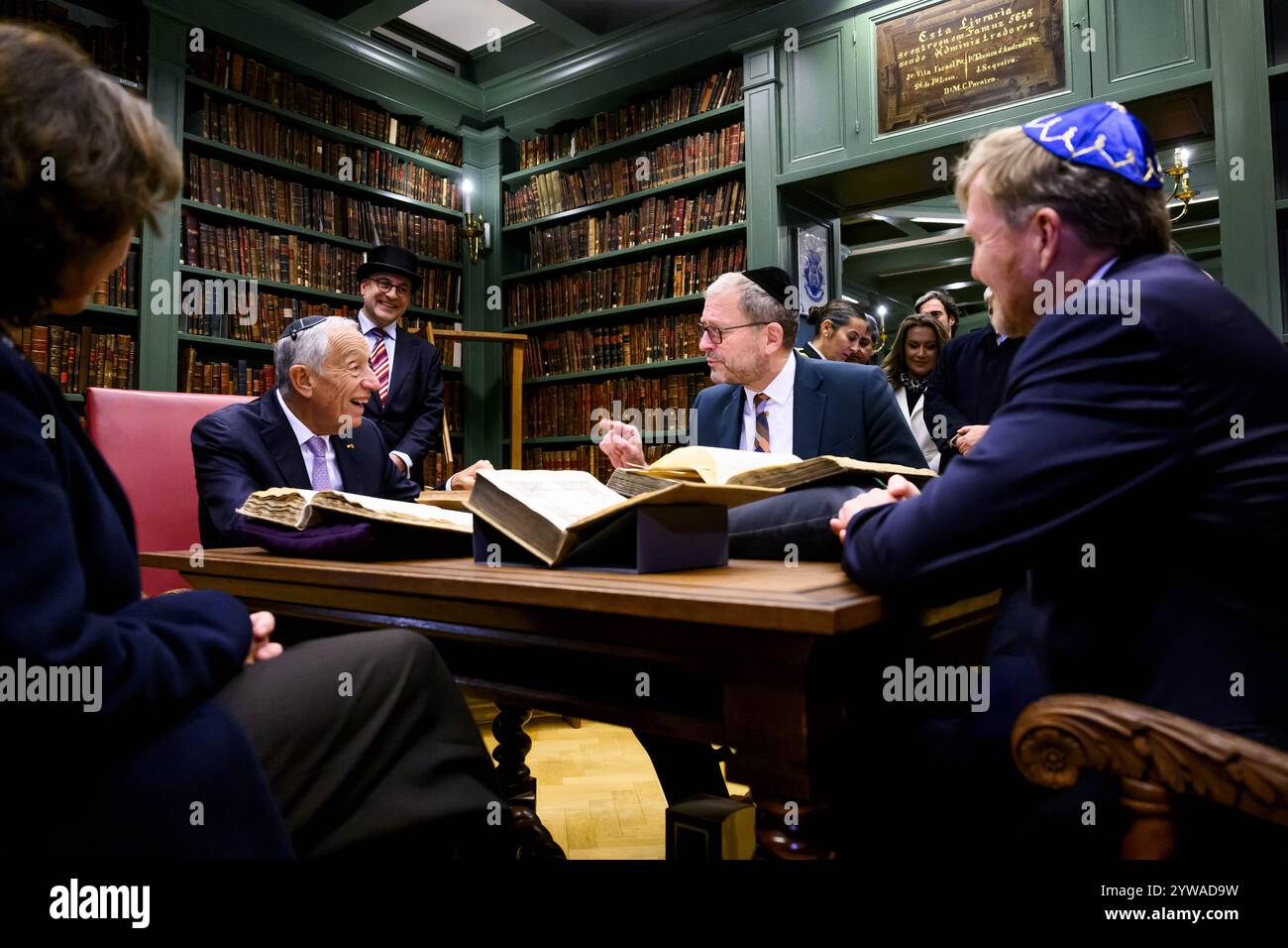 Amsterdam, pays-Bas, 2024-12-10 15:04:40 AMSTERDAM, 10-12-2024, SynagogueAu l'invitation de sa Majesté le Roi, le Président du Portugal, Marcelo Rebelo de Sousa, effectue une visite d'Etat aux pays-Bas. Le Portugal et les pays-Bas entretiennent des relations diplomatiques depuis 1664 et les deux pays partagent traditionnellement une orientation internationale et maritime. PHOTO : NLBeeld/Patrick van EmstDans la photo : le roi et le président portugais visitent la synagogue portugaise à Amsterdam. Crédit : NL Beeld/Alamy Live News Banque D'Images