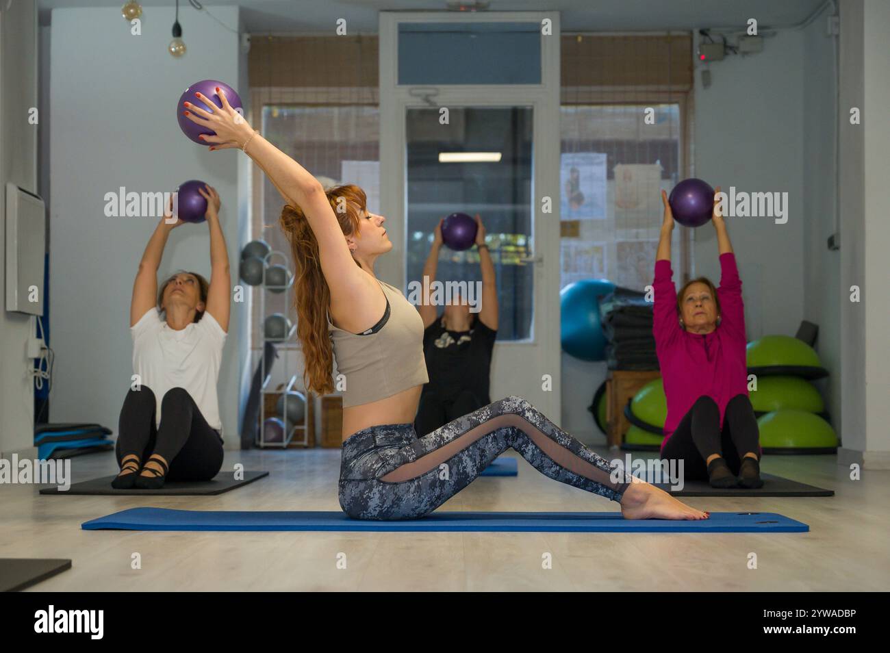 Yoga, fitness, sport et concept de mode de vie sain. Groupe de femmes faisant des exercices de pilates en gymnase ou en studio Banque D'Images