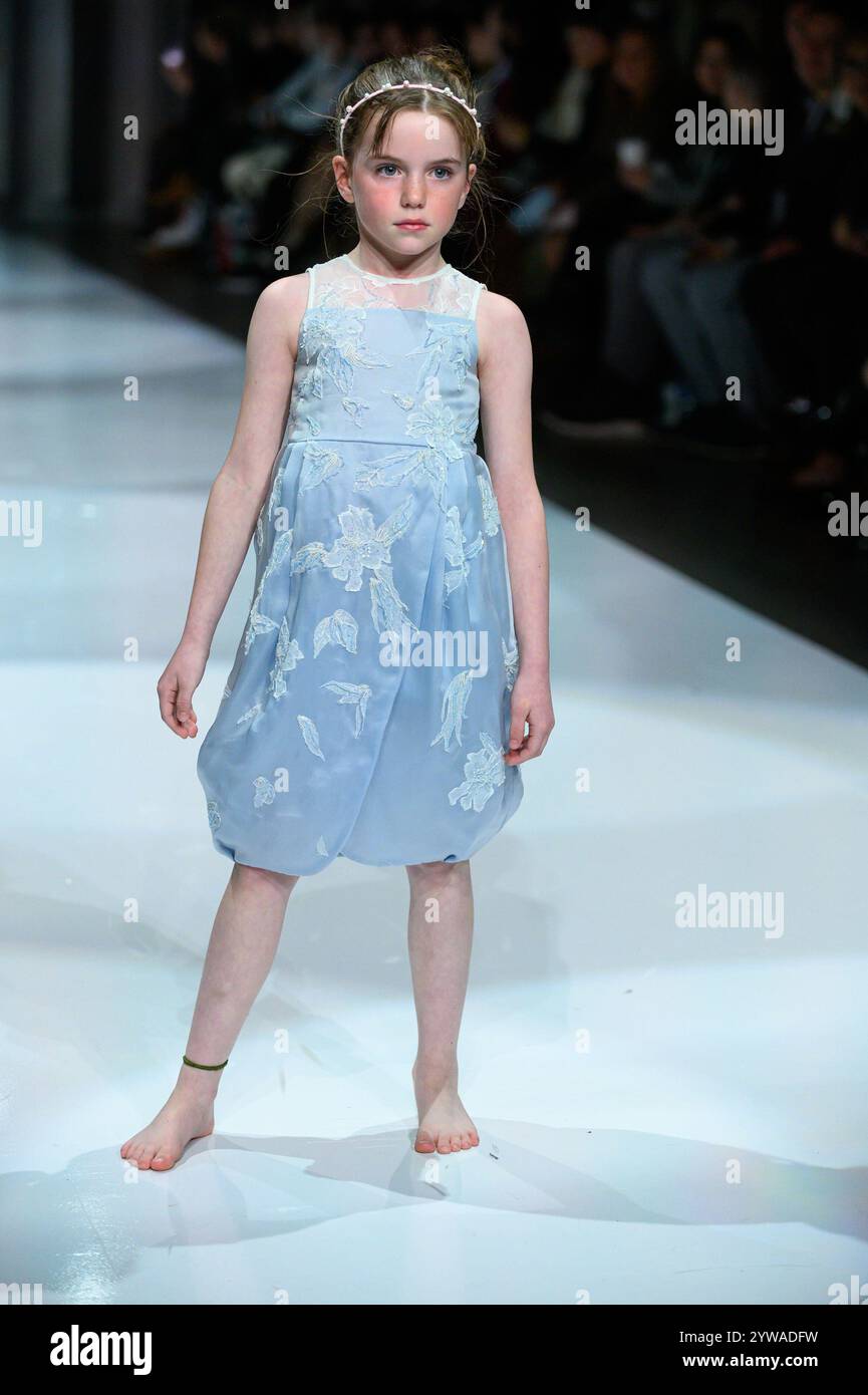 Toronto, ON, Canada - 7 décembre 2024 : un mannequin marche sur la piste de la collection Dorm Kids Couture pendant le défilé de mode Toronto Kids Fashion week Banque D'Images