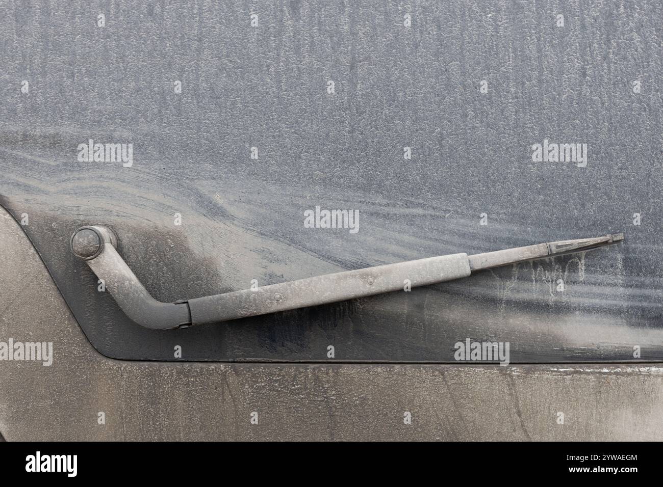 Essuie-glace arrière poussiéreux sur une voiture sale Banque D'Images