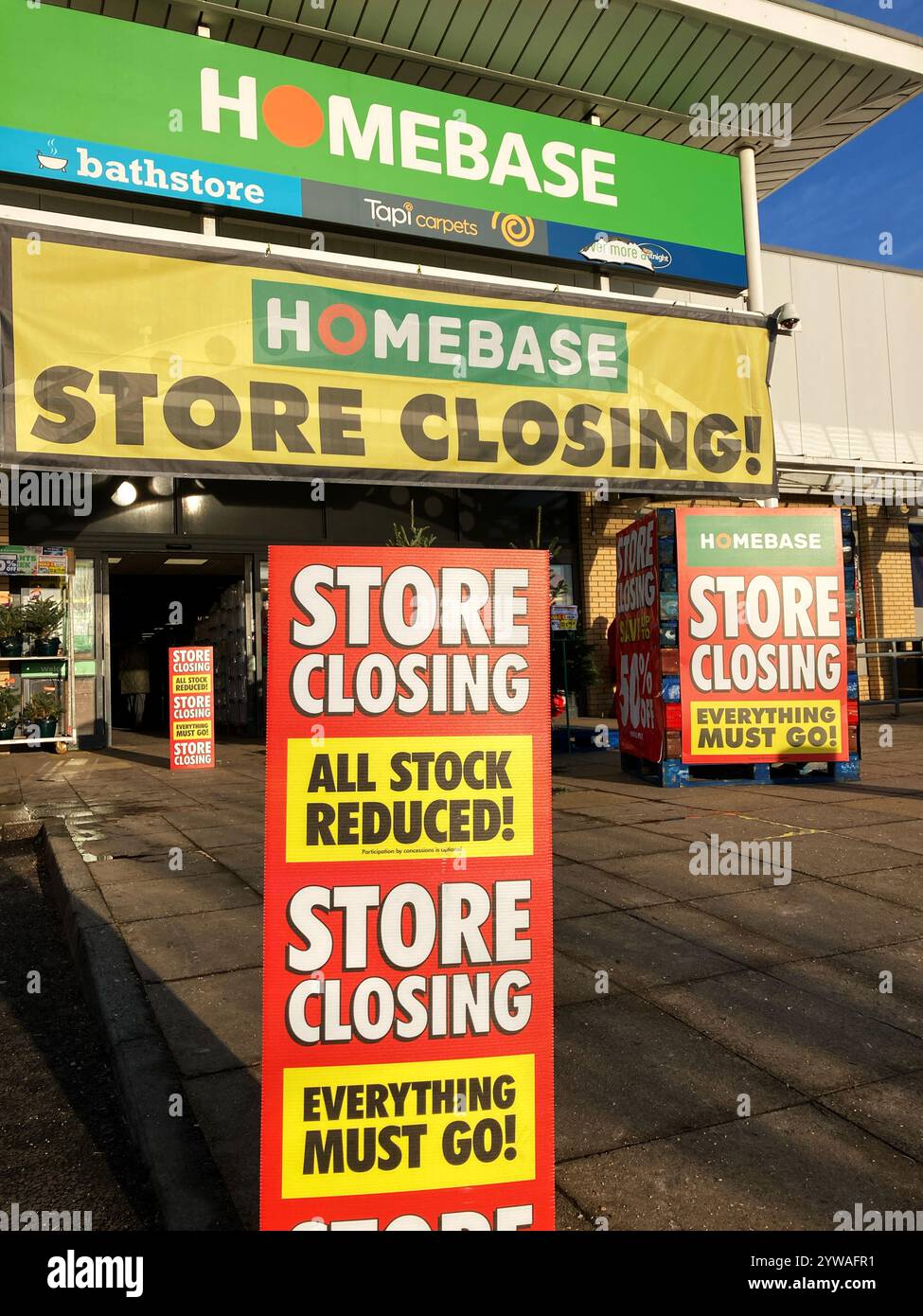 Magasin Homebase à Craigleith Retail Park fermeture avec Everything Must Go sales, Édimbourg, Écosse - Image de stock capturée avec un smartphone