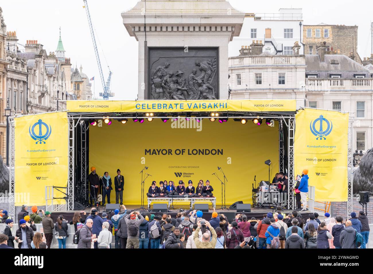 Les élèves de l'Académie Atam se produisent au Festival Vaisakhi à Trafalgar Square, l'événement célébrant la culture sikhe et le paradis traditionnel du printemps Banque D'Images