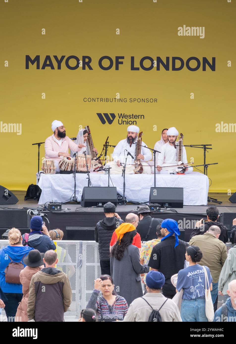 Kirpal Singh Panesar se produisant au Festival Vaisakhi à Trafalgar Square, l'événement célébrant la culture sikhe et la récolte de printemps traditionnelle. Banque D'Images