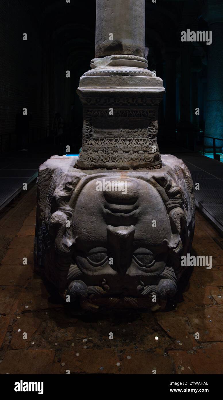 Sculpture de la tête de Méduse, Yerebatan Sarayi, Citerne basilique byzantine à Sultanahmet, Istanbul, Turquie Banque D'Images