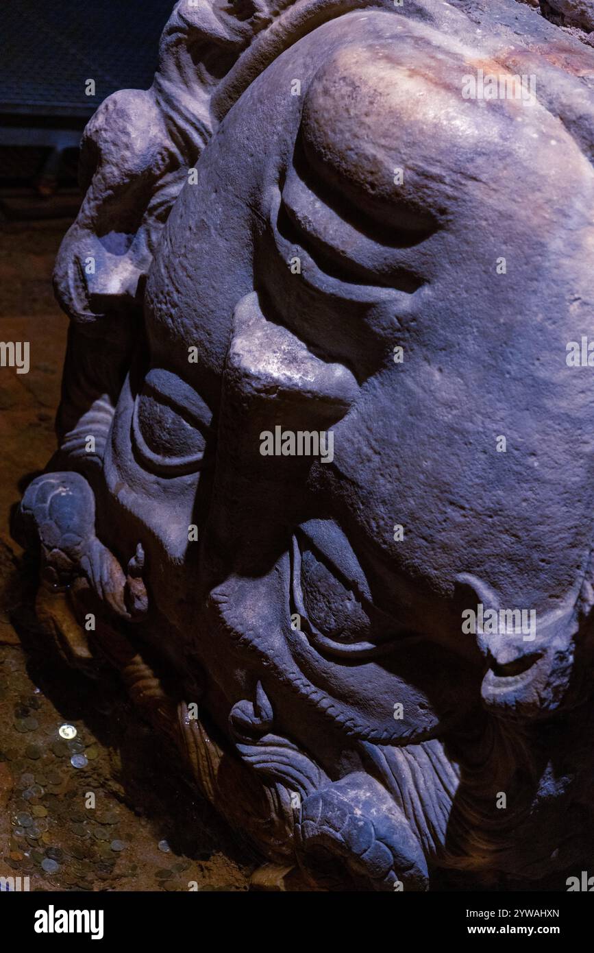 Sculpture de la tête de Méduse, Yerebatan Sarayi, Citerne basilique byzantine à Sultanahmet, Istanbul, Turquie Banque D'Images