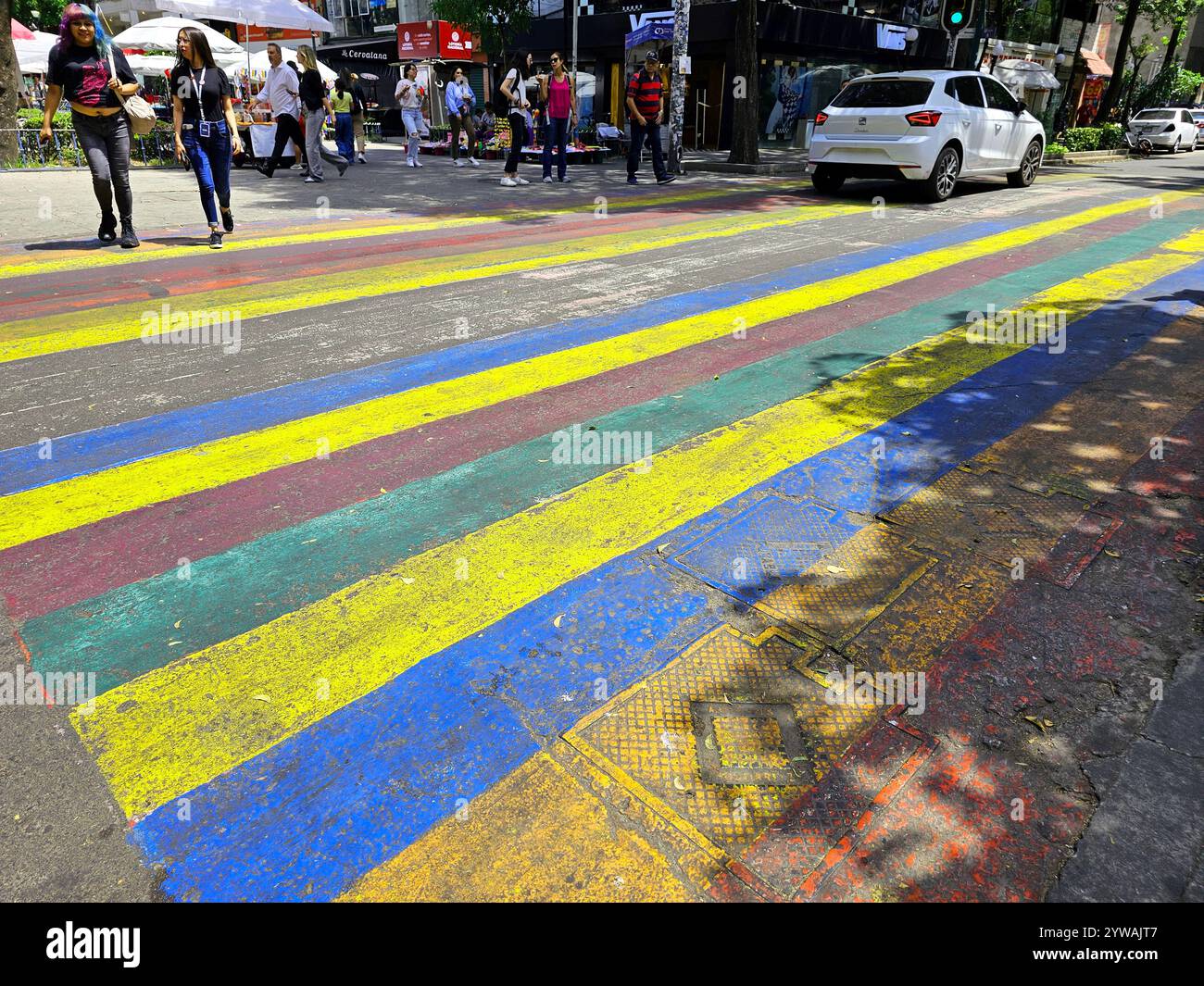 Mexico, Mexique - 12 juin 2024 : passage piétonnier aux couleurs du drapeau gay dans la Zona Rosa du CDMX, un lieu de rencontre pour la communauté LGBTQ+ Banque D'Images