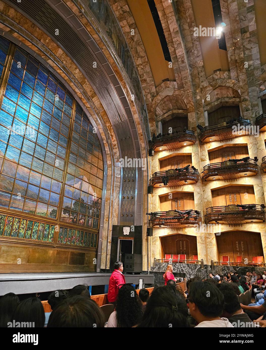 Mexico, Mexique - 12 juillet 2024 : intérieur de la salle principale du Palais des Beaux-Arts avec un rideau fait de morceaux de verre décoré Banque D'Images