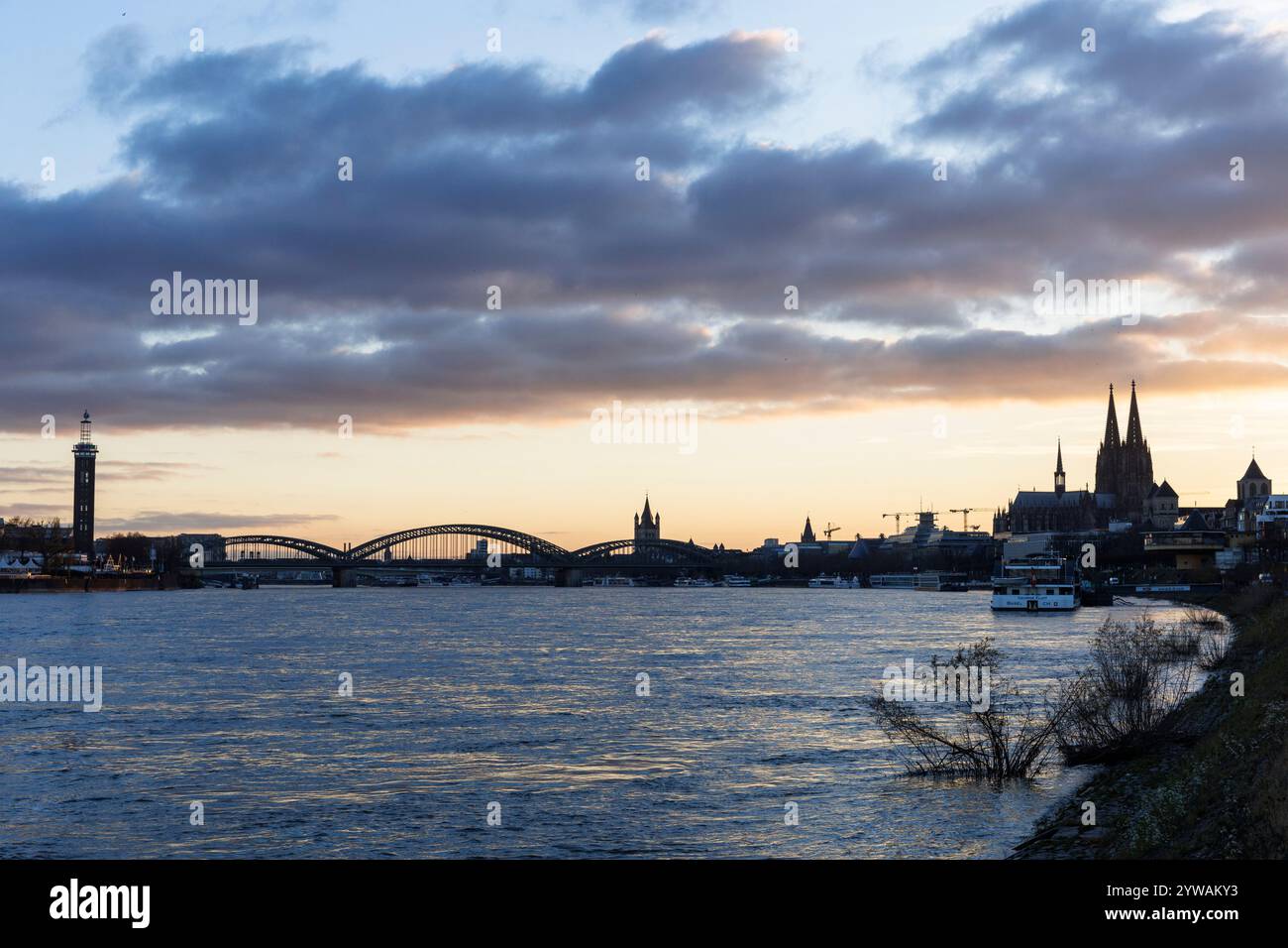 Niveau d'eau légèrement augmenté du Rhin le 29.11.2024, à gauche l'ancienne tour de foire commerciale, pont ferroviaire Hohenzollern, à droite la cathédrale Banque D'Images