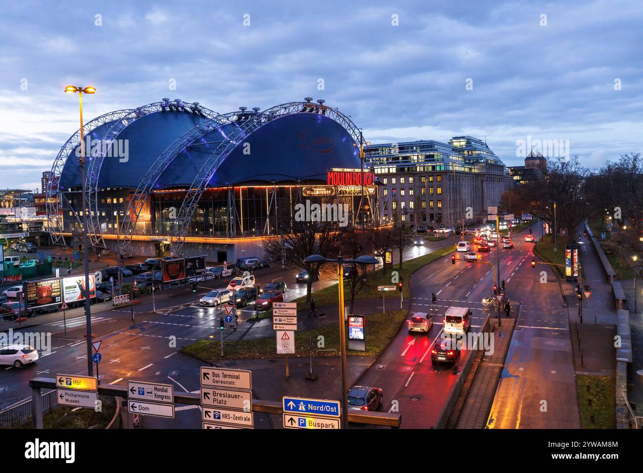 Le théâtre Dôme musical à la place Breslauer Platz, la rue Konrad-Adenauer-Ufer, Cologne, Allemagne. das Zelttheater musical Dome am Breslauer P Banque D'Images