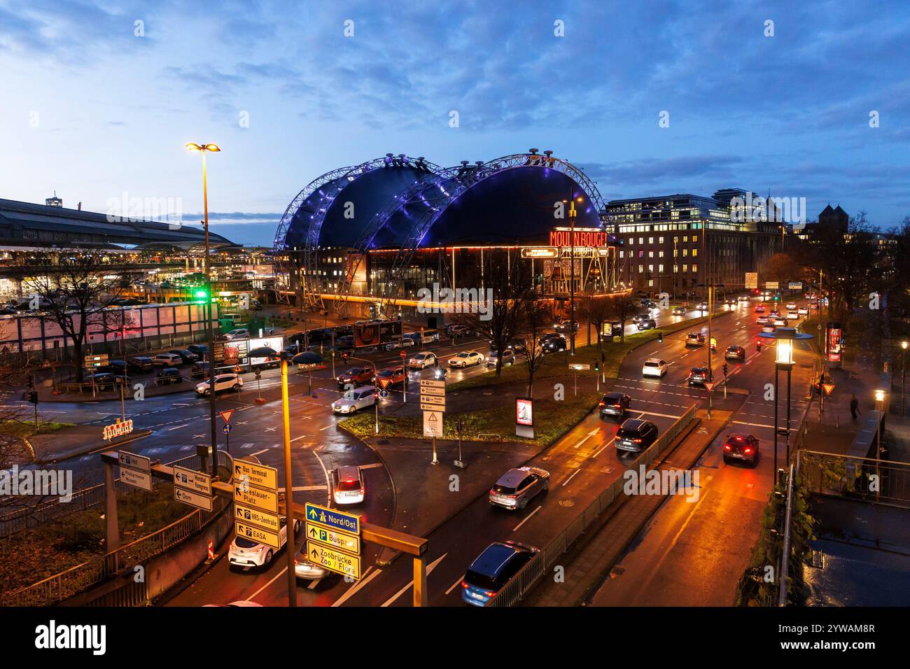 Le théâtre Dôme musical sur la place Breslauer Platz, sur la gauche la gare principale, sur la droite la rue Konrad-Adenauer-Ufer, Cologne, Allemagne. Banque D'Images
