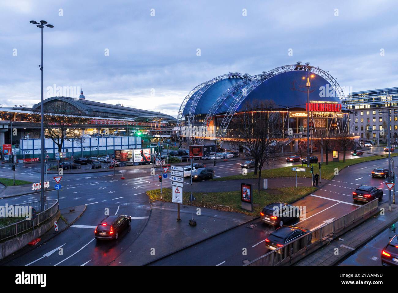 Le théâtre Dôme musical sur la place Breslauer Platz, sur la gauche la gare principale, sur la droite la rue Konrad-Adenauer-Ufer, Cologne, Allemagne. Banque D'Images
