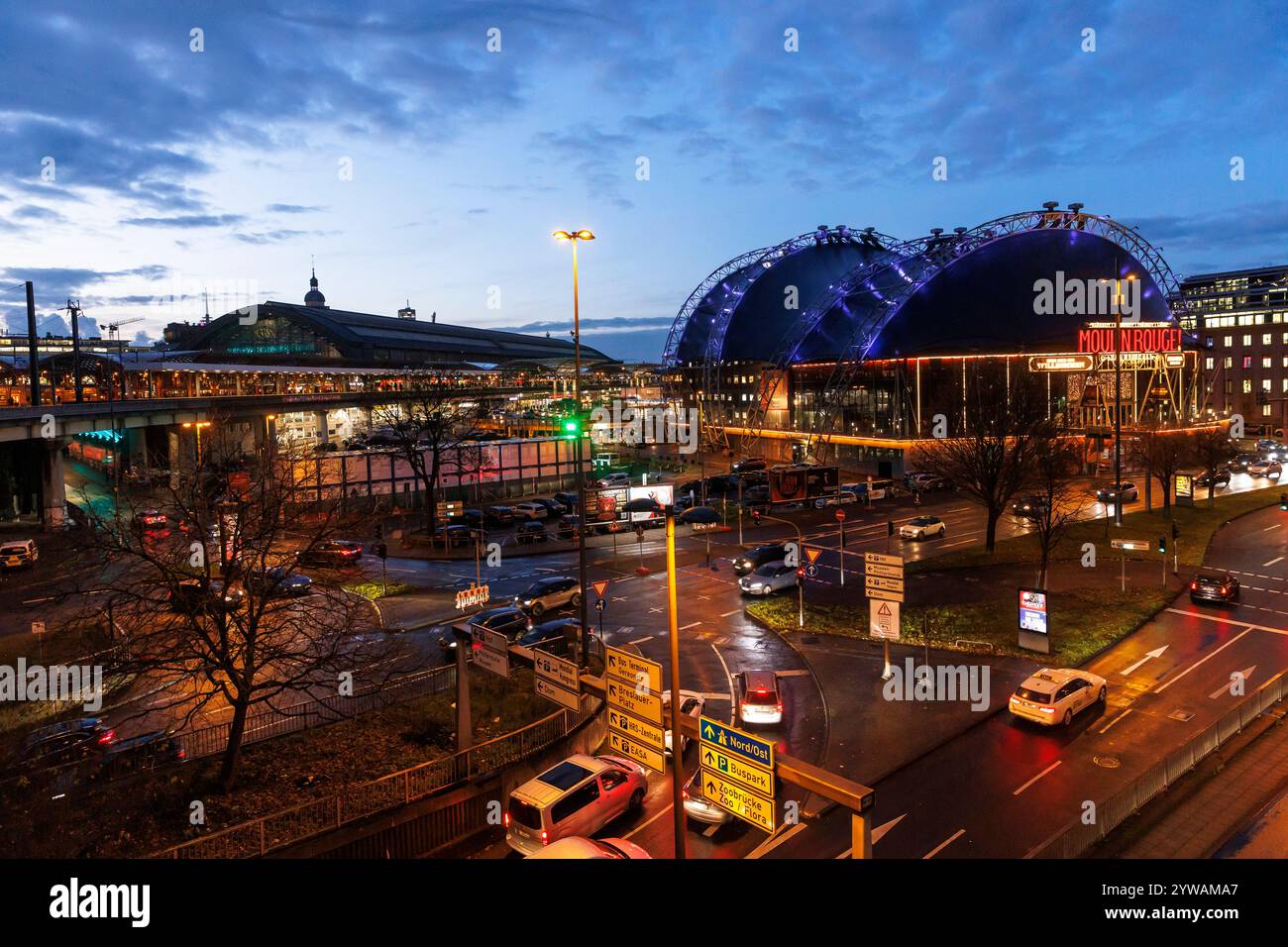 Le théâtre Dôme musical sur la place Breslauer Platz, sur la gauche la gare principale, sur la droite la rue Konrad-Adenauer-Ufer, Cologne, Allemagne. Banque D'Images