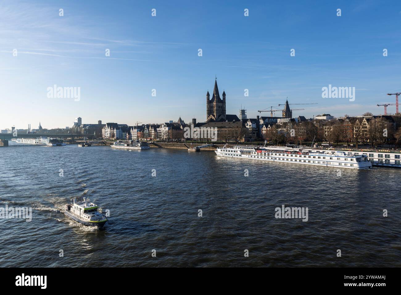 Le Rhin et la vieille ville avec l'église romane Gross Martin, Cologne, Allemagne. Altstadtrheinufer mit der Kirche Gross Banque D'Images
