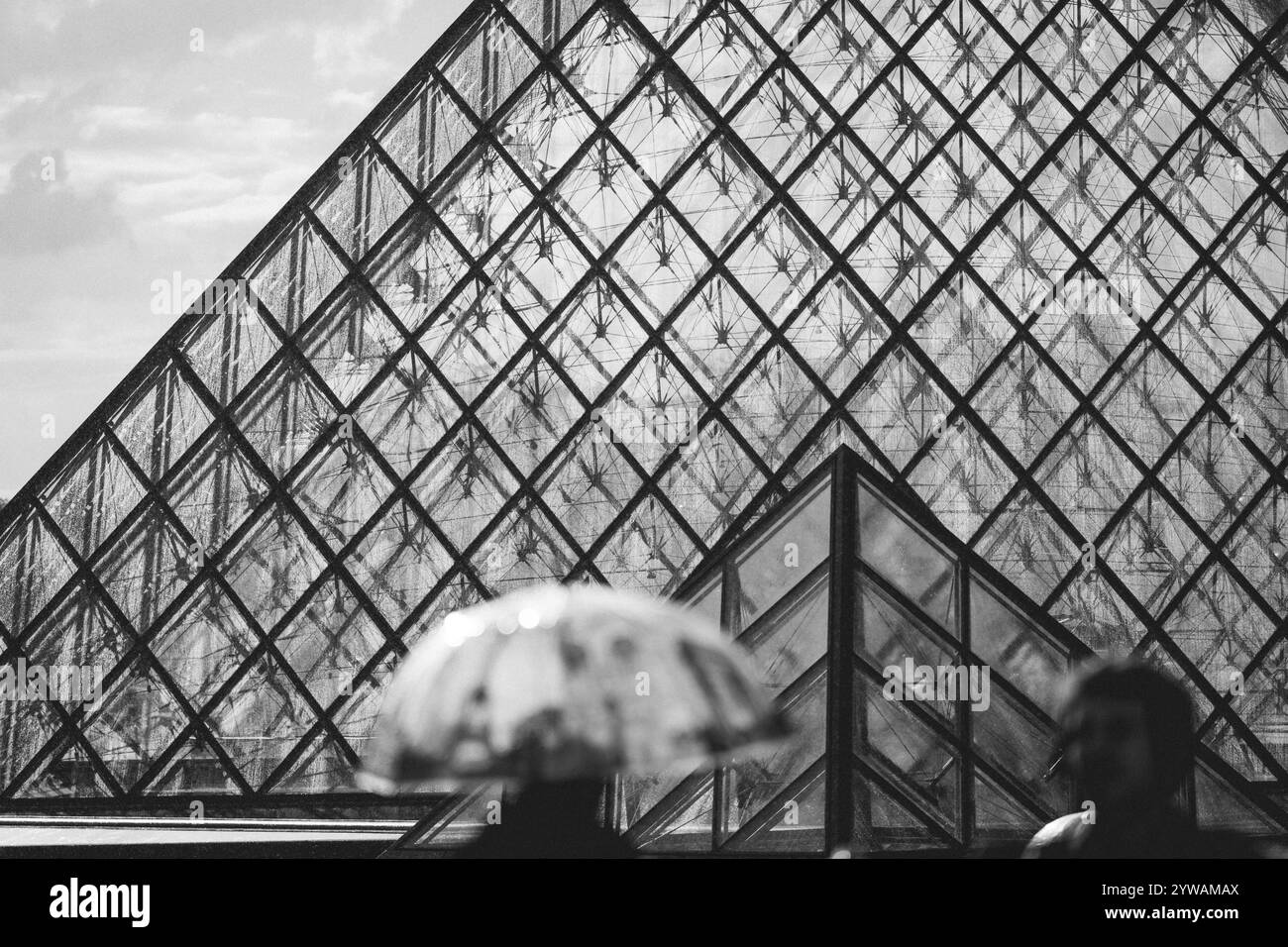 Pyramide du Louvre avec un parapluie au premier plan Banque D'Images