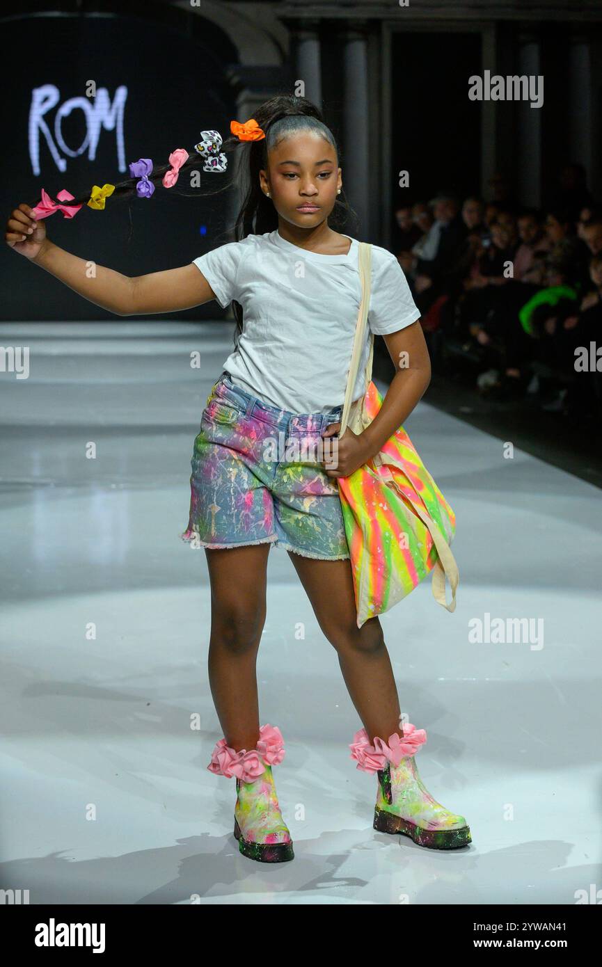 Toronto, ON, Canada - 7 décembre 2024 : un mannequin marche sur la piste de la collection Rain on me (ROM) pendant le défilé de mode Toronto Kids Fashion week. Banque D'Images