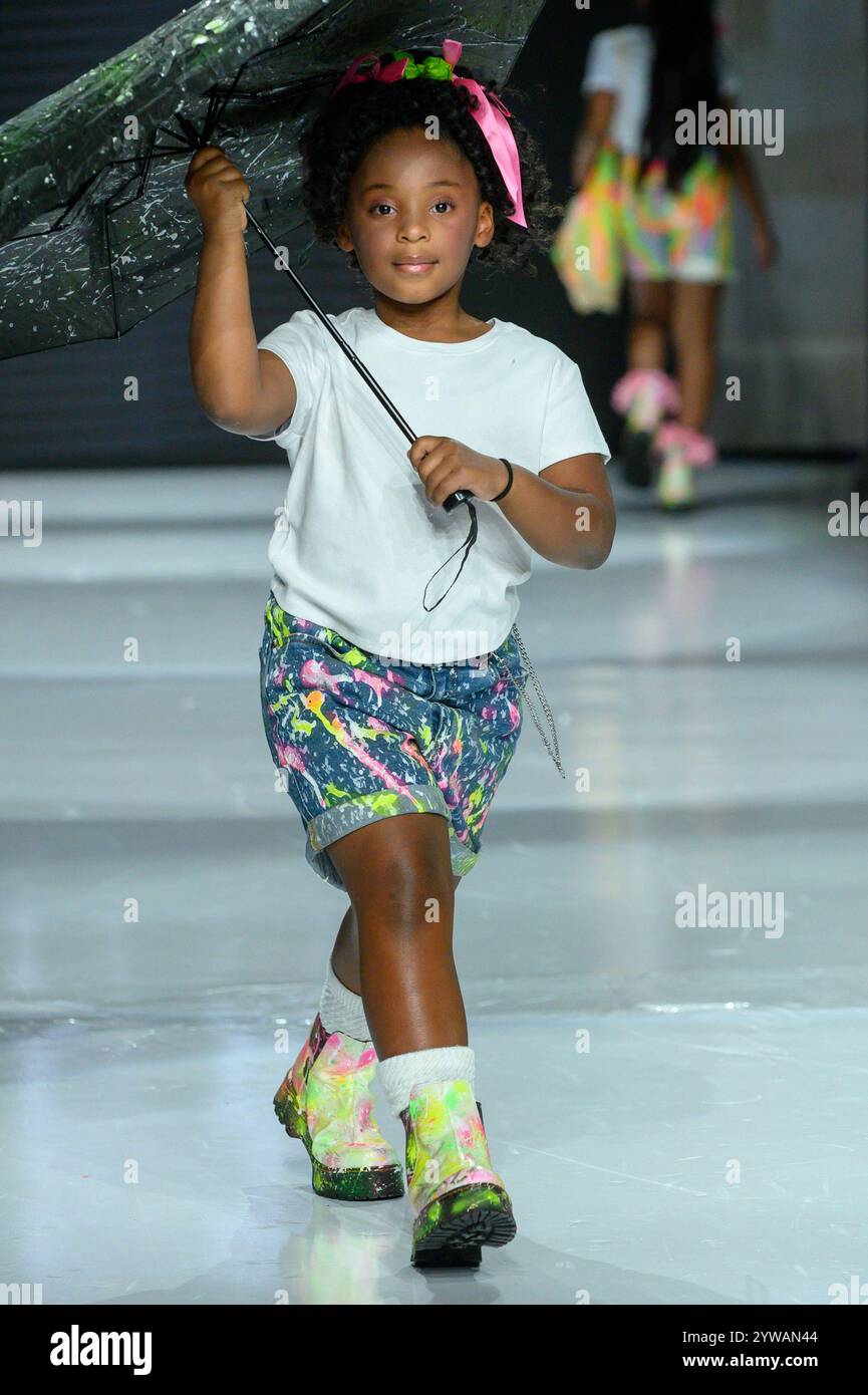 Toronto, ON, Canada - 7 décembre 2024 : un mannequin marche sur la piste de la collection Rain on me (ROM) pendant le défilé de mode Toronto Kids Fashion week. Banque D'Images