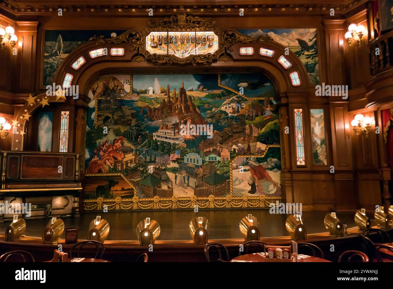 Gros plan de la scène, à l'intérieur du restaurant The Lucky Nugget Saloon, à Frontierland à Disneyland Paris, Marne-la-Vallée, France. Banque D'Images