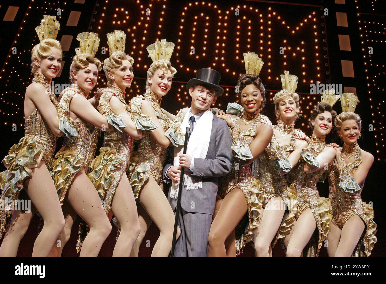 Lee Evans (Leo Bloom) dans THE PRODUCERS at the Theatre Royal Drury Lane, London WC2 09/11/2004 livre : Mel Brooks & Thomas Meehan musique & paroles : Mel Brooks Set design : Robin Wagner costumes : William Ivy long éclairage : Peter Kaczorowski direction & chorégraphie : Susan Stroman Banque D'Images