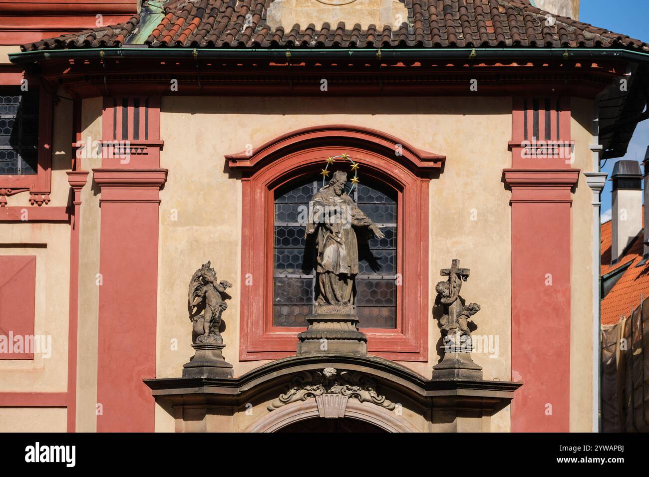 Statue de Jean de Nepomuk, Basilique Saint-Georges, Château de Prague, Prague, République tchèque, Tchéquie. Banque D'Images