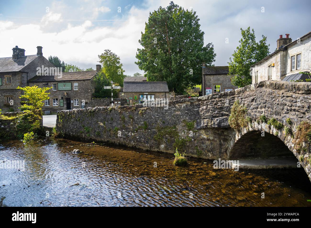 Malham Bridge, le pont historique enjambant Malham Beck au centre du pittoresque village des North Yorkshire Dales de Malham, au Royaume-Uni Banque D'Images