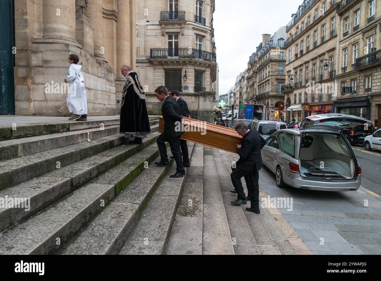 Paris, France. 10 décembre 2024. Cérémonie funéraire de l'acteur franco-danois Niels Arestrup devant l'église Saint-Roch à Paris, France, le 10 décembre 2024. Niels Arestrup, décédé le 1er décembre 2024 à l’âge de 75 ans, était un pilier du théâtre et du cinéma français depuis les années 1970 mais son profil a été rehaussé à l’international dans la première décennie de ce siècle par deux films réalisés par Jacques Audiard. Photo de Denis Prezat/ABACAPRESS. COM Credit : Abaca Press/Alamy Live News Banque D'Images