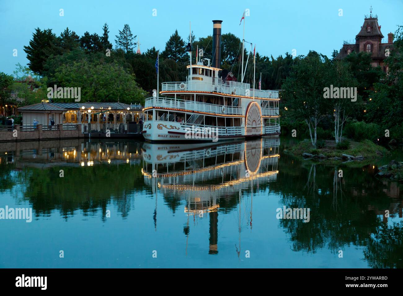 Vue en soirée du bateau à aubes Mark Twain « Molly Brown », dans Frontier Land, à Disney Land, Paris, France Banque D'Images
