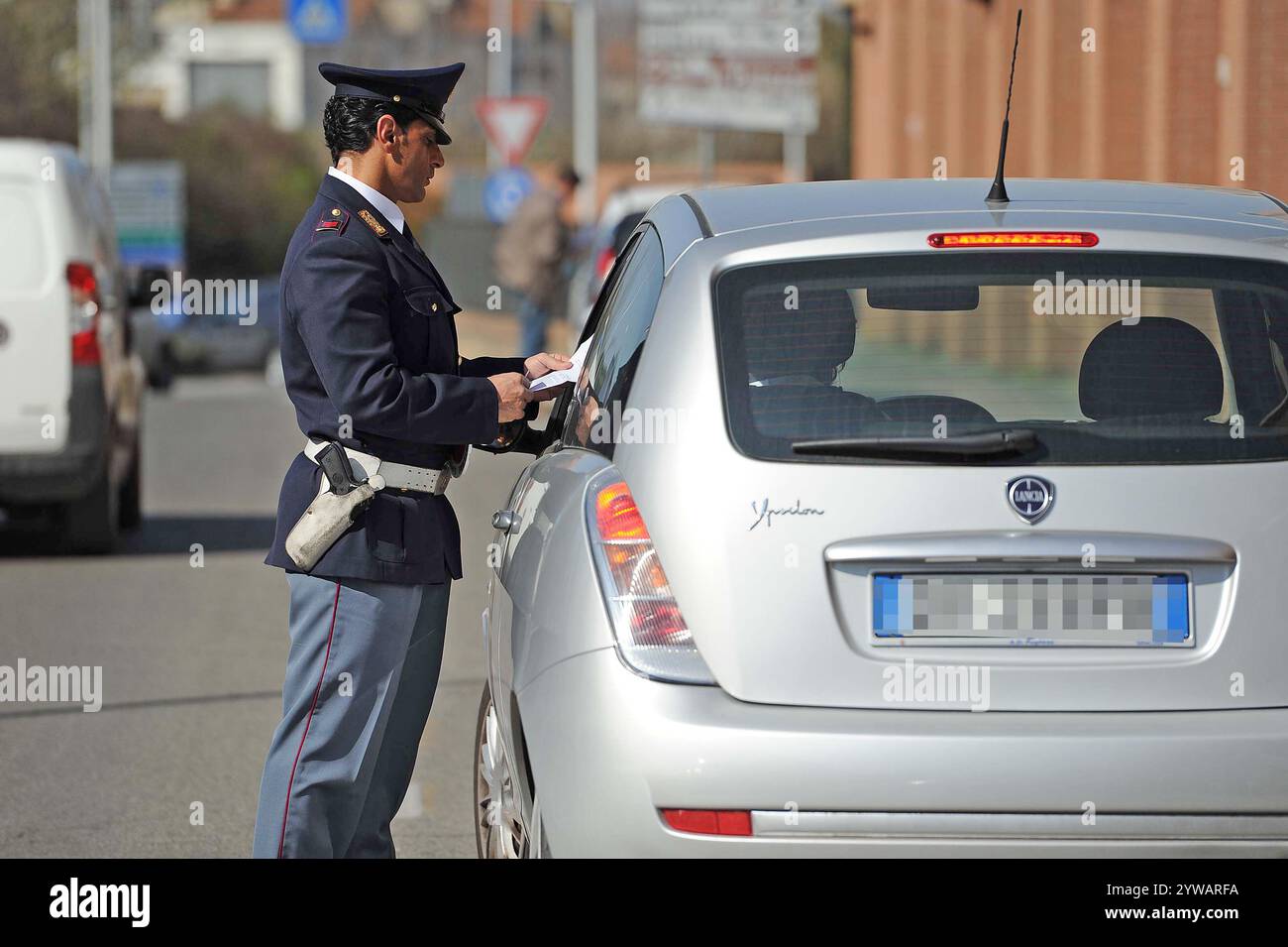 Polizia stradale in un posto di blocco ferma e controlla gli automobilisti, nuovo codice della strada in Italia Banque D'Images