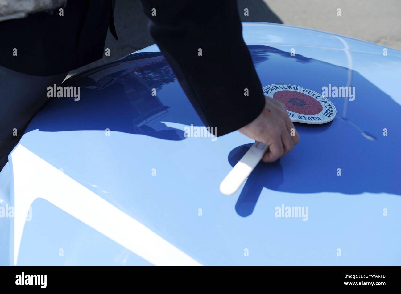 Polizia stradale in un posto di blocco ferma e controlla gli automobilisti, nuovo codice della strada in Italia Banque D'Images