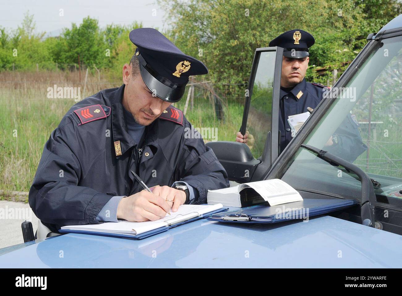 Polizia stradale in un posto di blocco ferma e controlla gli automobilisti, nuovo codice della strada in Italia Banque D'Images